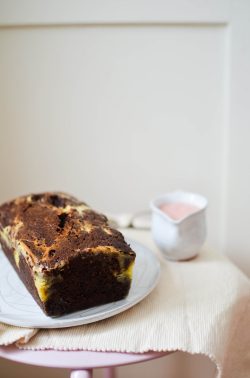 Schokokäsekuchen mit Blutorangenguss. Foto: Maike Klose