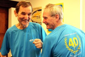 "Urgesteine" und Mitbegründer des LEIPZIG MARATHONS Frank (links) und Steffen Gottert (rechts) mit dem neuen Teilnehmershirt. Foto: SachsenSportMarketing GmbH