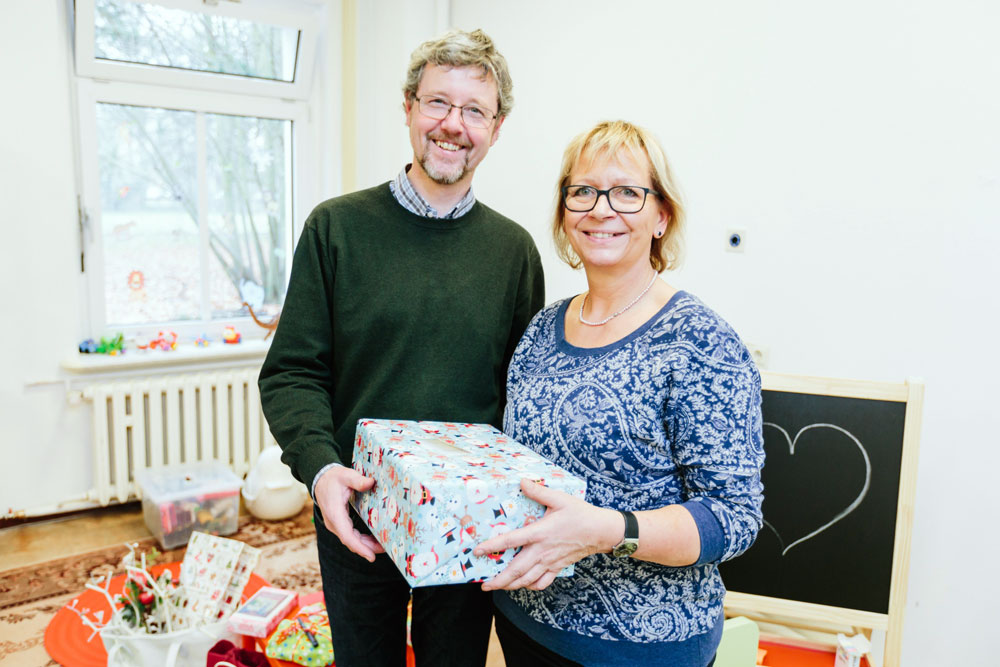 Die Pflegedienstleiterin des Klinikum St. Georg, Simone Flieger, übergibt das Kinderspielzimmer an Marcus Zschornack, Fachbereichsleiter des Caritasverbands Leipzig e. V. Foto: Klinikum St. Georg