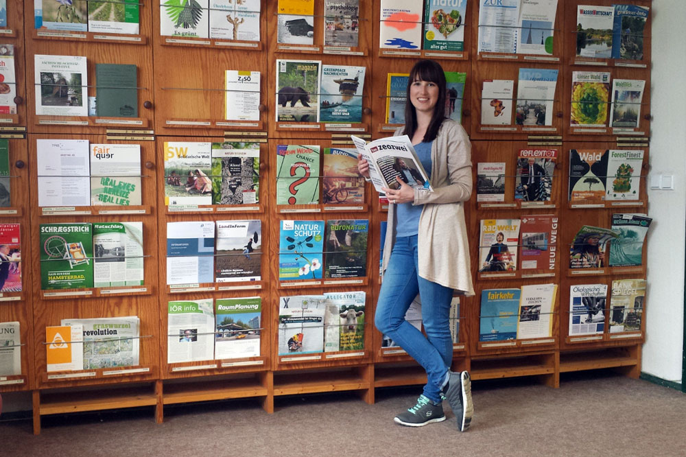 Stefanie Tscholitsch, Leiterin der Umweltbibliothek Leipzig, freut sich über steigende Nutzerzahlen. Foto: Ökolöwe