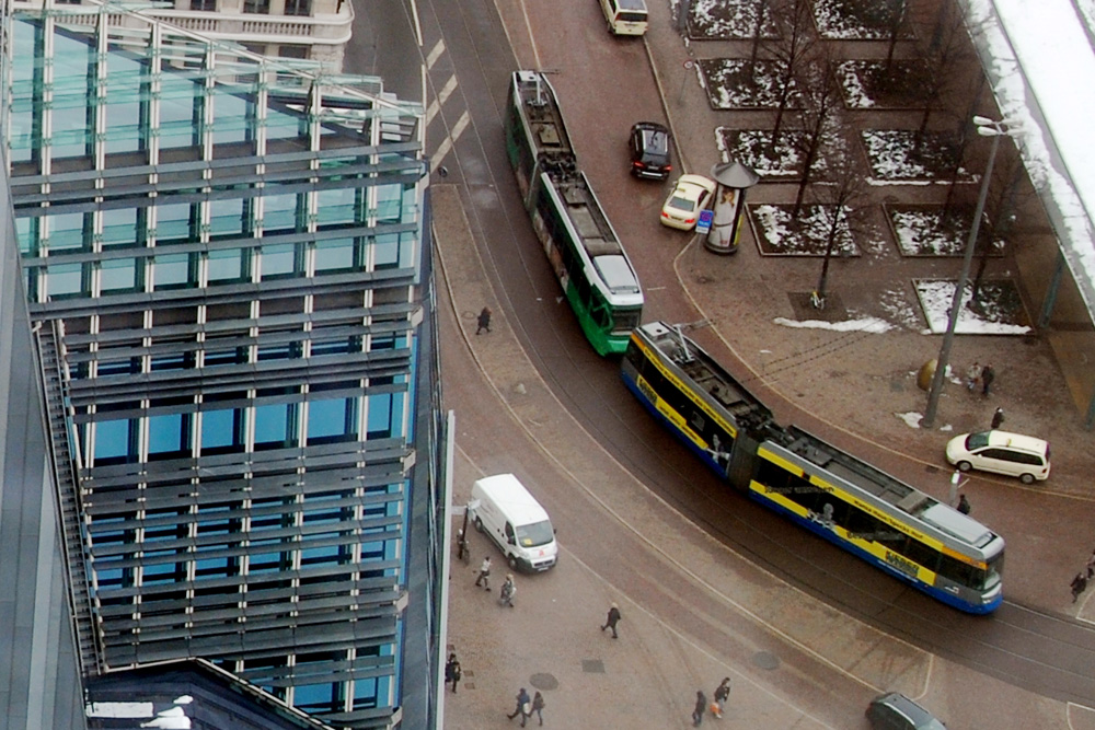 Eine Straßenbahn biegt am Augustusplatz in die Goethestraße ein. Foto: Michael Freitag