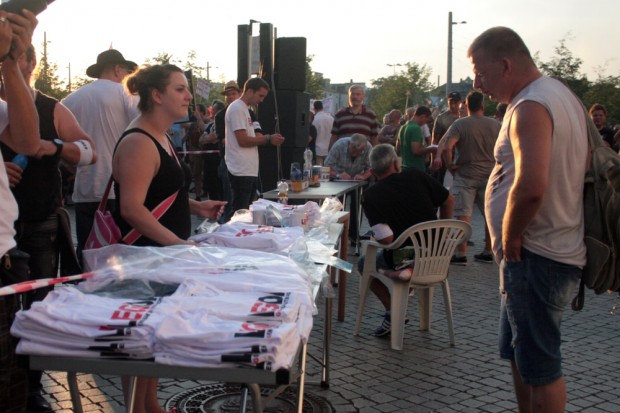 Ein bisschen Wochenmarktfeeling: Tassen und T-Shirts bei Legida am 31. August 2015. Foto: L-IZ.de