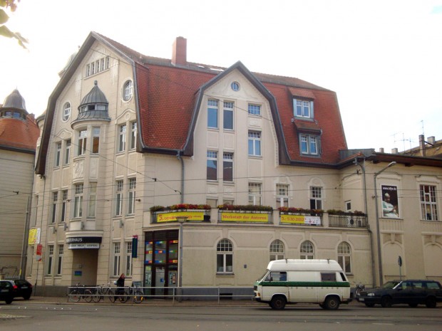 Auch wenn das Schutzgitter aufhört: Am Theater der Jungen Welt soll / darf nicht gequert werden. Foto: Gernot Borriss