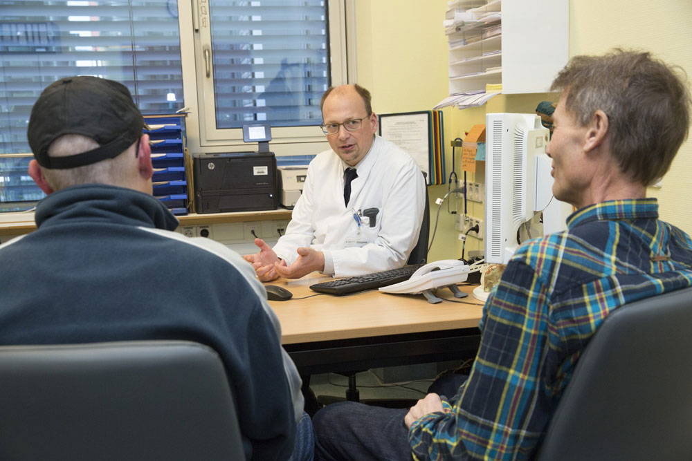 Dr. Boris Jansen-Winkeln, leitender Oberarzt in der Viszeralchirurgie am Universitätsklinikum Leipzig, im Gespräch mit den ersten beiden PIPAC-Patienten. Foto: Stefan Straube/UKL