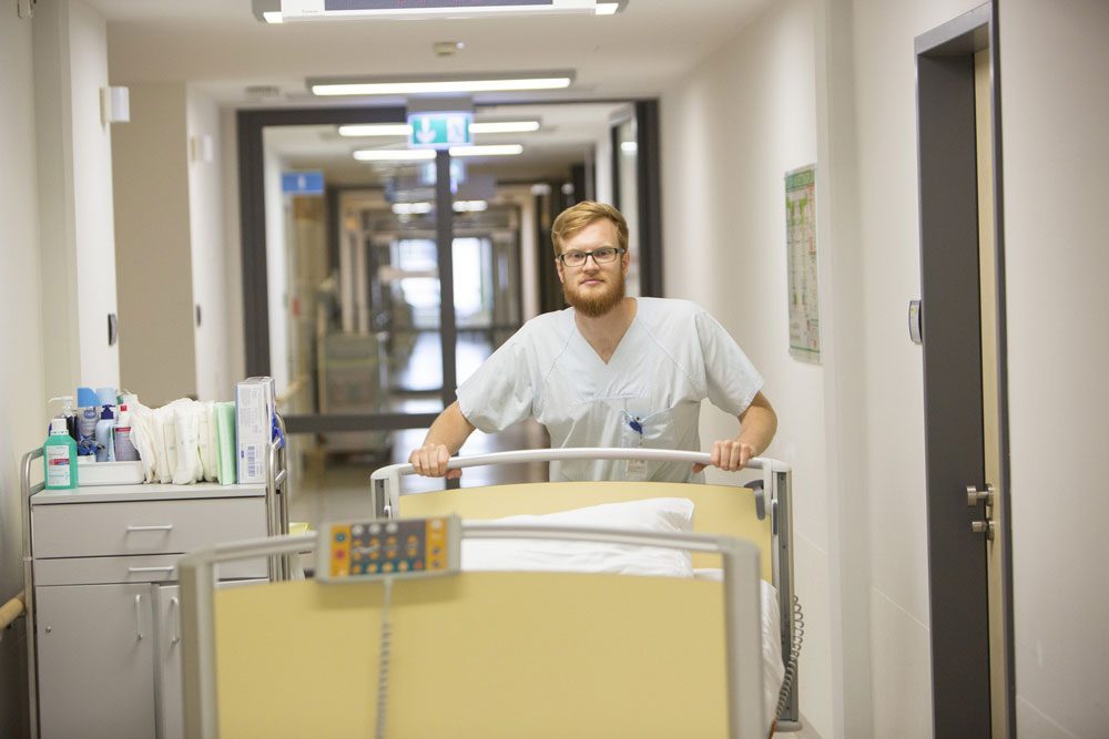 Das UKL sucht junge Menschen mit Schubkraft. Jetzt bewerben für den Freiwilligendienst! Foto: Stefan Straube/ UKL