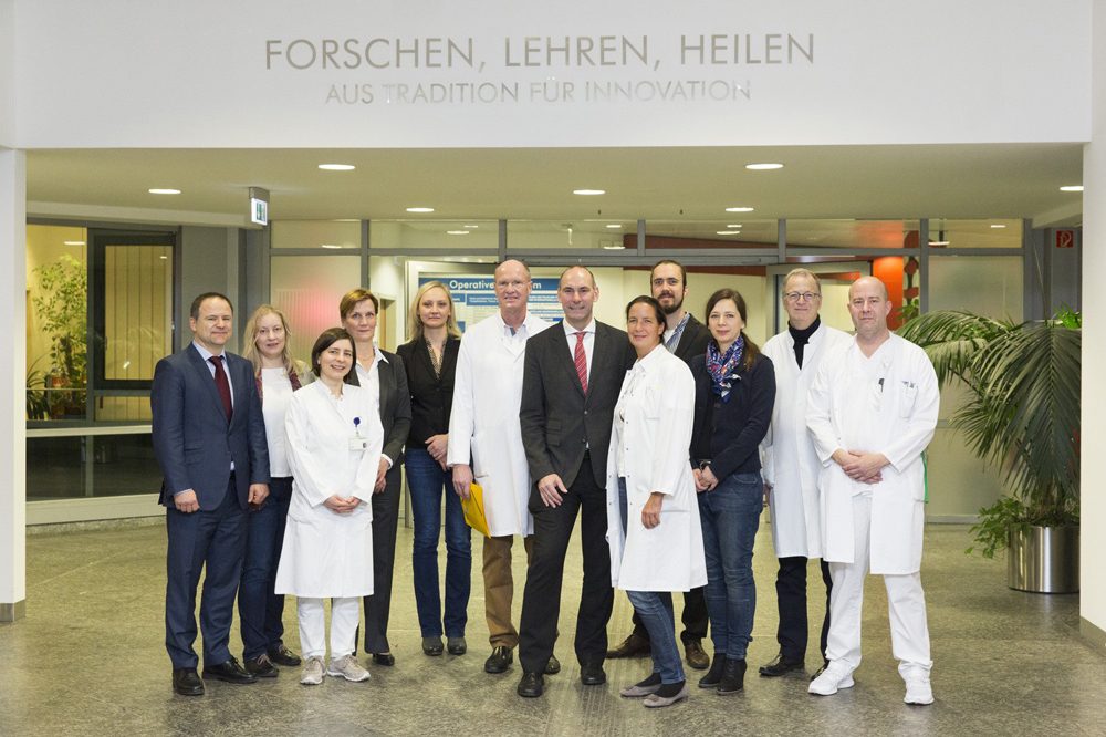 Das Zertiifikat der Deutschen Krebsgesellschaft (DKG) bescheinigt den Krebsmedizinern des UKL die Einhaltung anspruchsvollster Qualitätsrichtlinien und damit eine hohe Behandlungsqualität., Foto: Stefan Straube/UKL