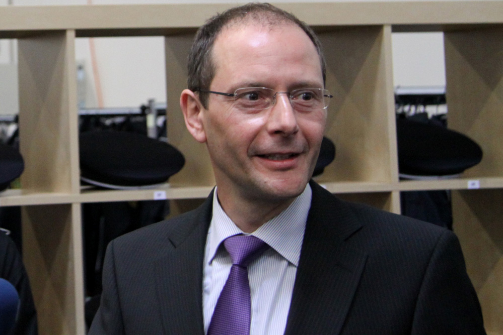 Da war er noch stolz auf seine Polizeireform: Markus Ulbig 2010. Foto: Matthias Weidemann