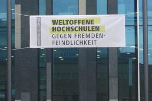 Die Universität Leipzig zeigt Flagge: Heute Vormittag wurden drei dieser Banner am Neuen Augusteum angebracht. Foto: Tobias Eckart/Universität Leipzig