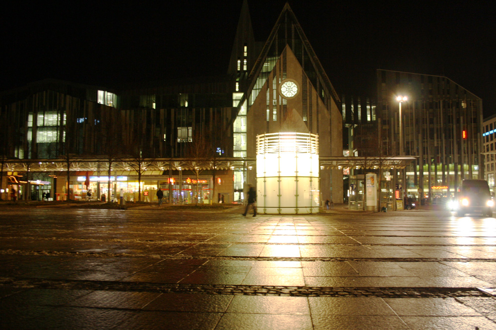Abendbeleuchtung an der Uni Leipzig am Augustusplatz. Foto: Ralf Julke