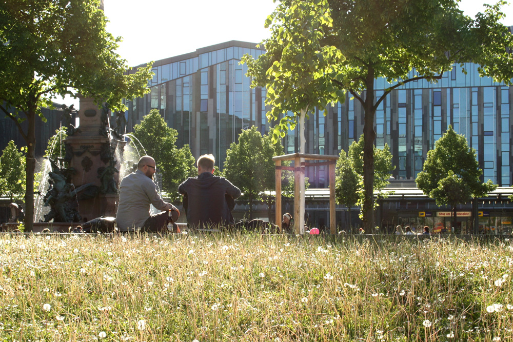 Zwei kluge Köpfe mit Uni im Hintergrund. Foto: Ralf Julke