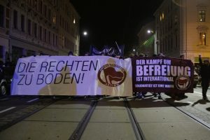 Wo tags zuvor noch randaliert wurde, demonstrierte man an diesem Abend Solidarität. Foto: Alexander Böhm