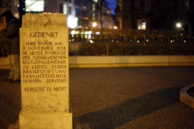 Am Denkmal der Großen Synagoge findet heute die Mahnwache ohne Genehmigung der Stadt Leipzig statt. Foto: L-IZ.de