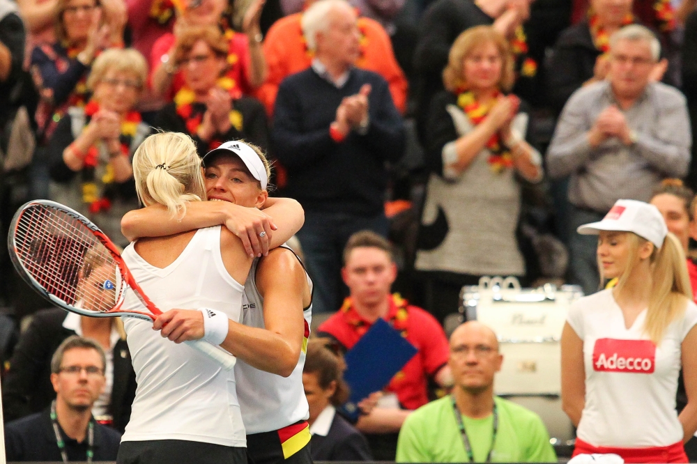 Sieg und damit der Ausgleich im Fed-Cup-Viertelfinale. Team-Chefin Barbara Rittner gratuliert Angelique Kerber. Foto: Jan Kaefer
