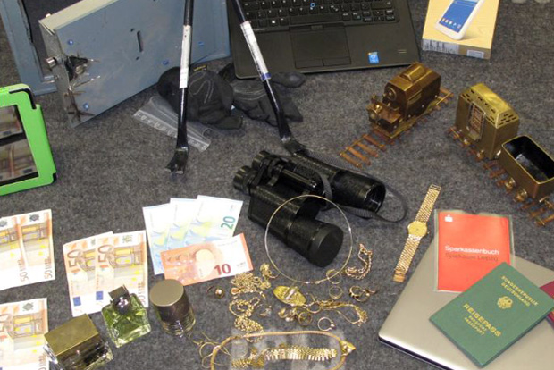 Auswahl sichergestellter Gegenstände. Foto: PD Leipzig
