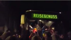 Ankunft des Busses mit Flüchtlingen in der Cämmerswalder Straße Clausnitz. Screenshot Youtube-Video