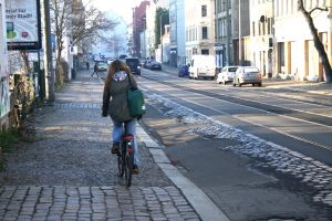 In der Dieskaustraße ist die Fahrbahn von Radfahrern schon lange nicht mehr nutzbar. Foto: Ralf Julke