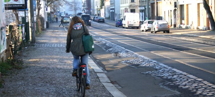 In der Dieskaustraße ist die Fahrbahn von Radfahrern schon lange nicht mehr nutzbar. Foto: Ralf Julke
