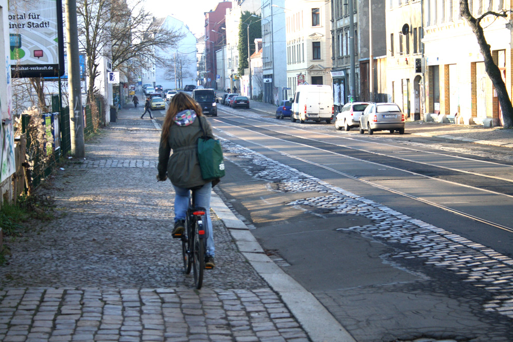 In der Dieskaustraße ist die Fahrbahn von Radfahrern schon lange nicht mehr nutzbar. Foto: Ralf Julke