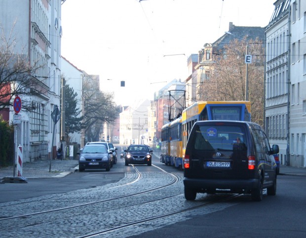 Dieskaustraße, Blick von der Schwartzestraße stadtauswärts: Radfahrer sind hier nicht vorgesehen. Foto: Ralf Julke