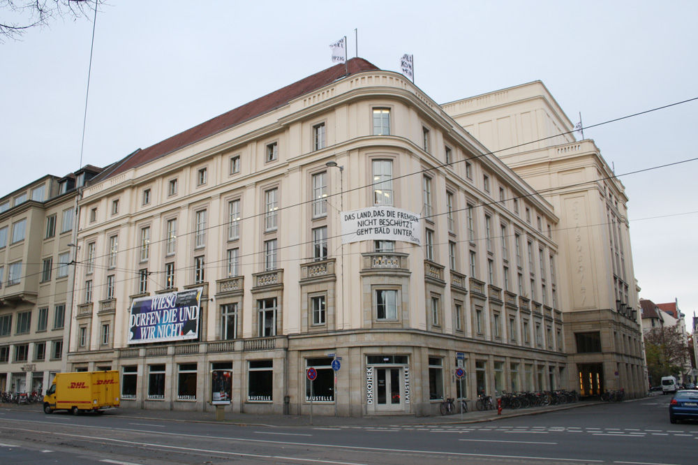 Hinter den Schaufenstern mit der Aufschrift "Baustelle" soll die neue Spielstätte entstehen. Foto: Ralf Julke