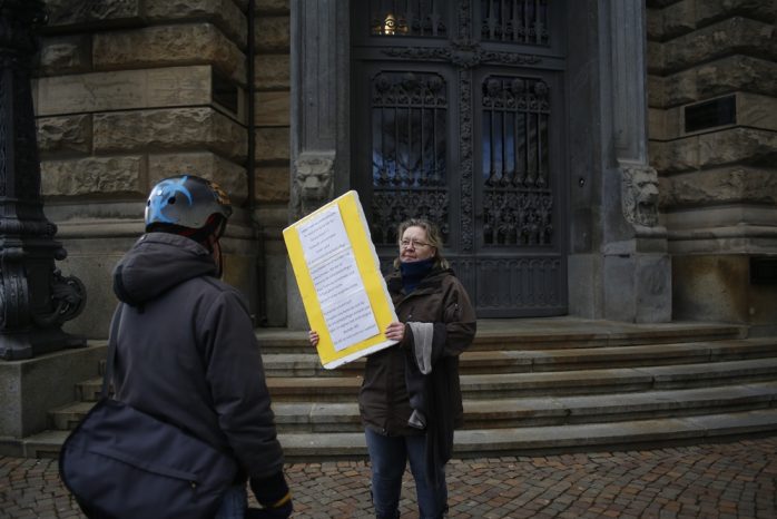 Eine OfD-Anhängerin protestiert am Rand. Foto: Alexander Böhm