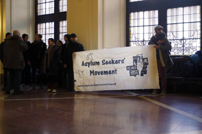 Flüchtlingsprotest vor der Ratsversammlung. Foto: Alexander Böhm