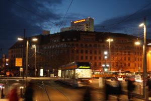 LVB-Haltestelle am Hauptbahnhof in den Abendstunden. Foto: Ralf Julke