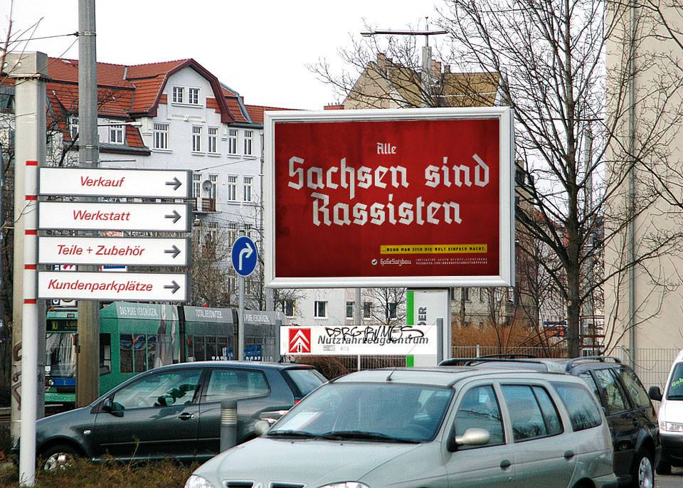 Die Facebookinitiative „Hooligans gegen Satzbau“ (HoGeSa) macht in Leipzig mobil und plakatiert. Foto: hogesatzbau.wordpress.com/sachsen