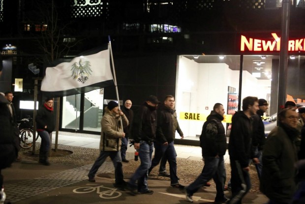 Ich trage eine Fahne (am Brühl) ... Winkelemente kann es bei Legida nie genug geben. Einem Teilnehmer flog das Schild davon, welches von Gegendemonstranten anschließend zerrissen wurde. Foto: L-IZ.de