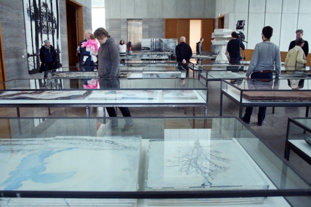 Große Vitrinen für riesige Bücher: Kiefer-Ausstellung "Die Welt - ein Buch". Foto: Ralf Julke