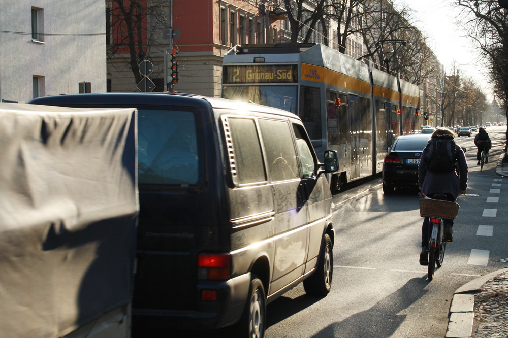 Das normale Gedrängel in der Käthe-Kollwitz-Straße. Foto: Ralf Julke