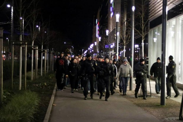 Legida - Teilnehmer werden vom Hauptbahnhof zum R. Wagner Platz durch die Polizei begleitet. Foto: L-IZ.de