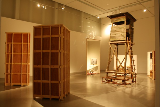 Ausstellungsraum II mit Via Lewandowskys "Oh Eiche" (2015). Foto: Ralf Julke