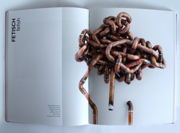 Aufschlagseite zum Kapitel „Fetisch“ mit „Vati hat den Faden verloren“. Foto: Ralf Julke