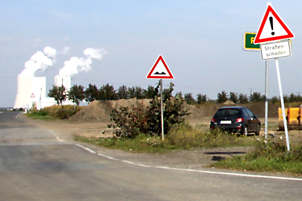 Am Horizont grüßen die Kühltürme des Kraftwerks Lippendorf. Foto: Matthias Weidemann