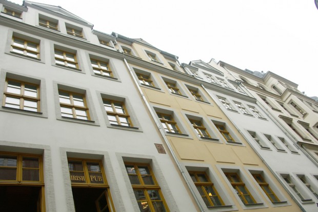 Im Barfußgässchen stehen die ältesten erhaltenen Leipziger Bürgerhäuser. Nicht nur die Blitzableiter und die Fenster sind neu... Sie gehören zum Grundstück Markt 10. Foto: Karsten Pietsch