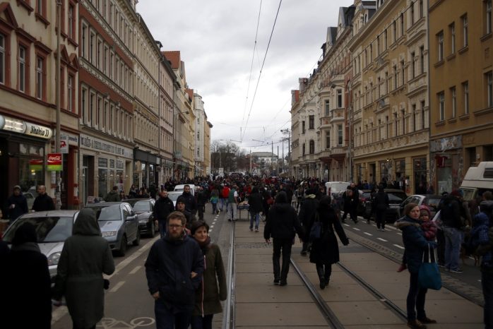 Menschenauflauf in der Wolfgang-Heinze-Straße. Foto: Alexander Böhm
