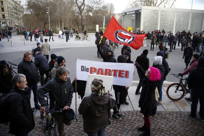 PARTEI-Mitglieder demonstrieren gegen OfD-Heidi. Foto: Alexander Böhm