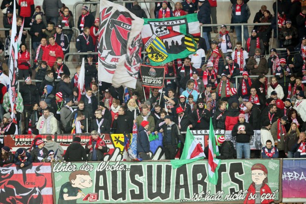 Etwa 400 Fans reisten mit nach Paderborn. Foto: GEPA Pictures