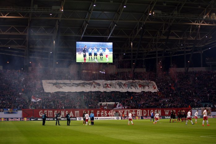 Mit Konfettikanonen und zwei großen Transparenten begrüßten die Leipziger Fans ihre Spieler. Foto: Alexander Böhm