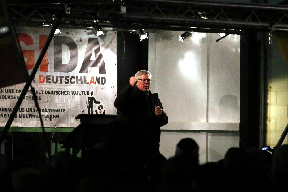 Roland Ulbrich AfD endlich oben - Premiere auf der Legida-Bühne. Foto: L-IZ.de