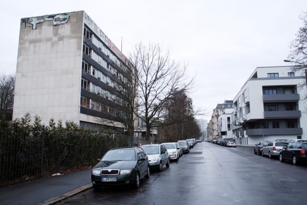 Klotz bleibt Klotz: Anblick von der Schwägrichenstraße aus. Foto: Ralf Julke