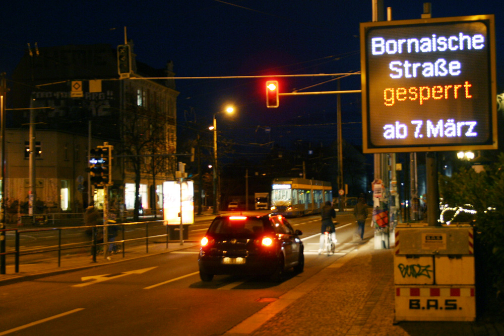 Die Sperrtafel für die Bornaische Straße leuchtet schon am Connewitzer Kreuz. Foto: Ralf Julke
