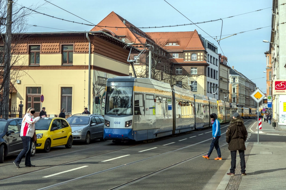 Stau auf der Georg-Schwarz-Straße dank geparkter Autos. Foto: Markus Wilmsmann