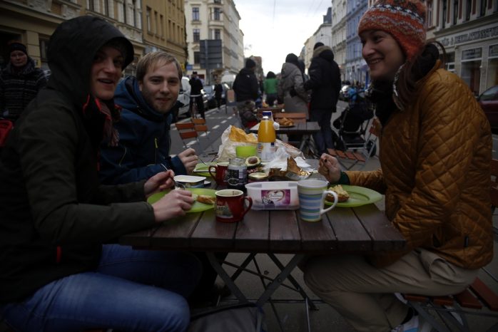 Straßenfrühstück. Foto: Alexander Böhm
