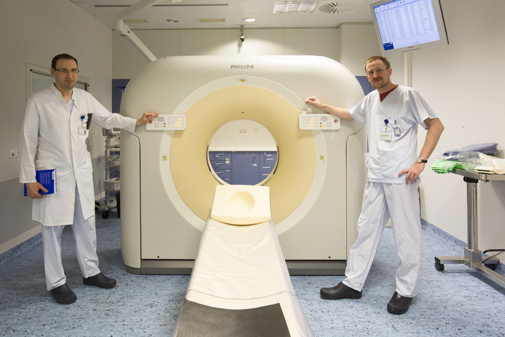 Freuen sich über das neue Gerät: PD Dr. Surov (l.) und Peter Voigt zeigen den neuen Computertomographen in der Klinik für Diagnostische und Interventionelle Radiologie. Foto: Stefan Straube/ UKL