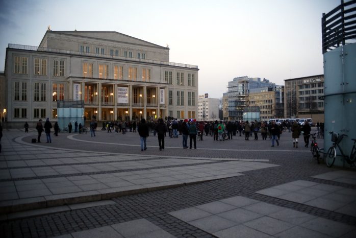18:10 Uhr: Platznehmen auf dem Augustusplatz. Foto: L-IZ.de