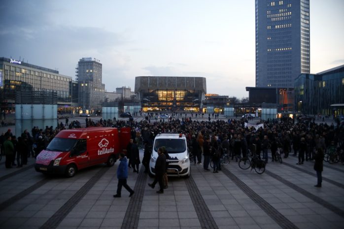 18:17 Uhr: Etwa 300 Teilnehmer bei Leipzig nimmt Platz versammelt. Foto: L-IZ.de
