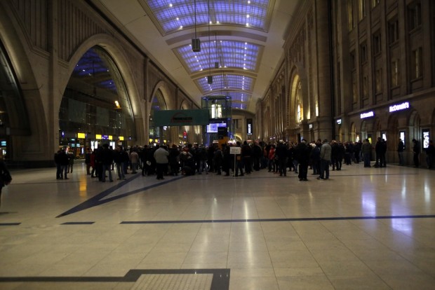 18:49 Uhr: Legida-Anhänger im Hbf. trauen sich nicht raus. Foto: L-IZ.de