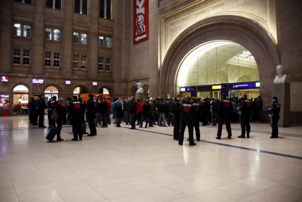 18:48 Uhr: Die Polizei setzt am Hauptbahnhof den neuen Kurs rigeros durch. Foto: L-IZ.de